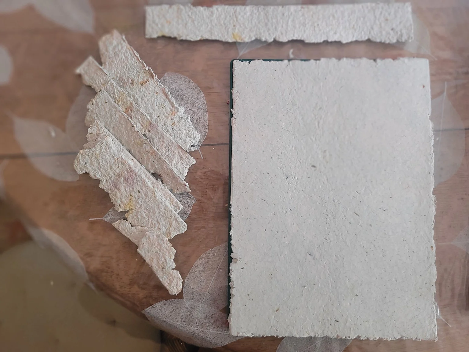 Feuilles de papier artisanal blanc posées sur une table