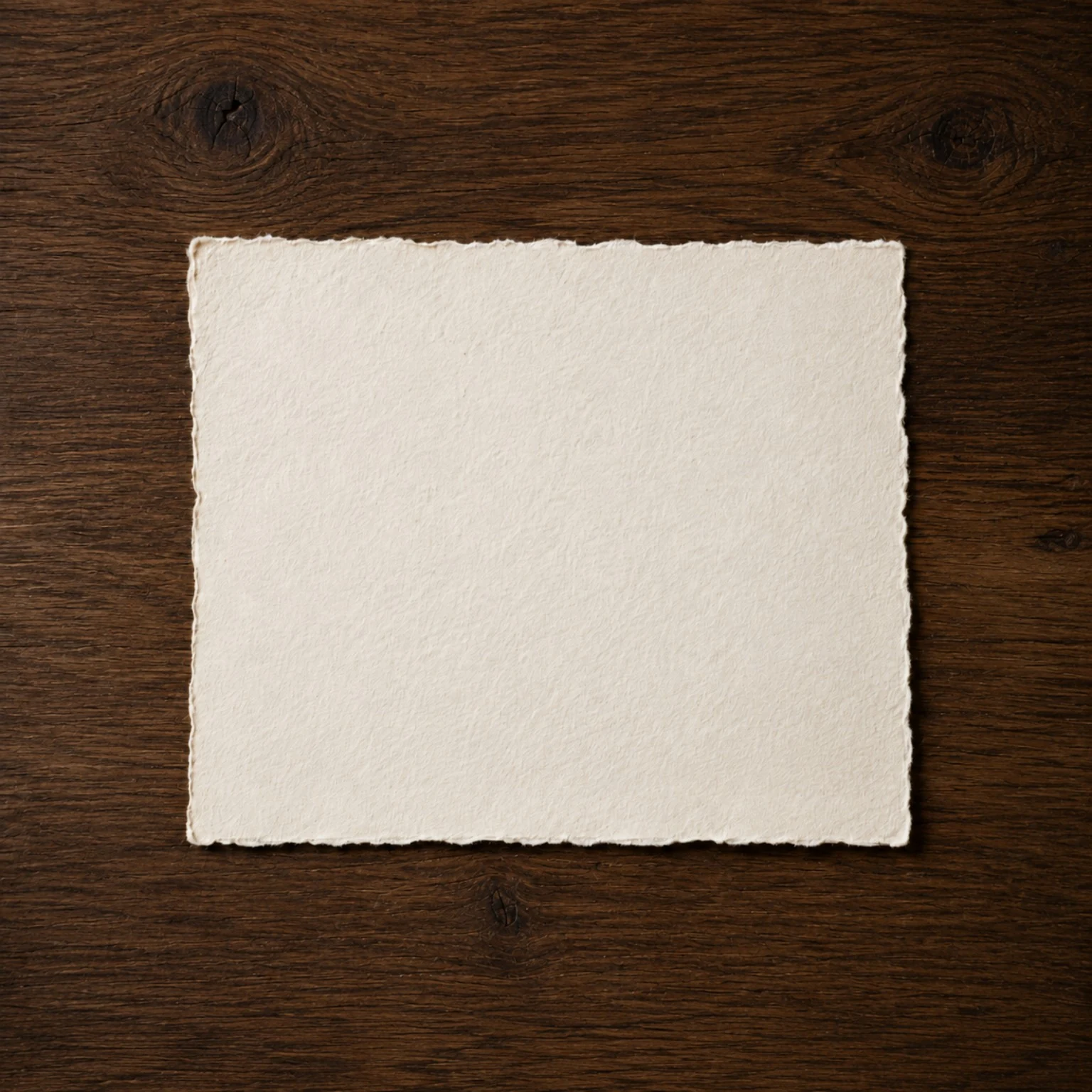 Carte blanche posée sur une surface en bois