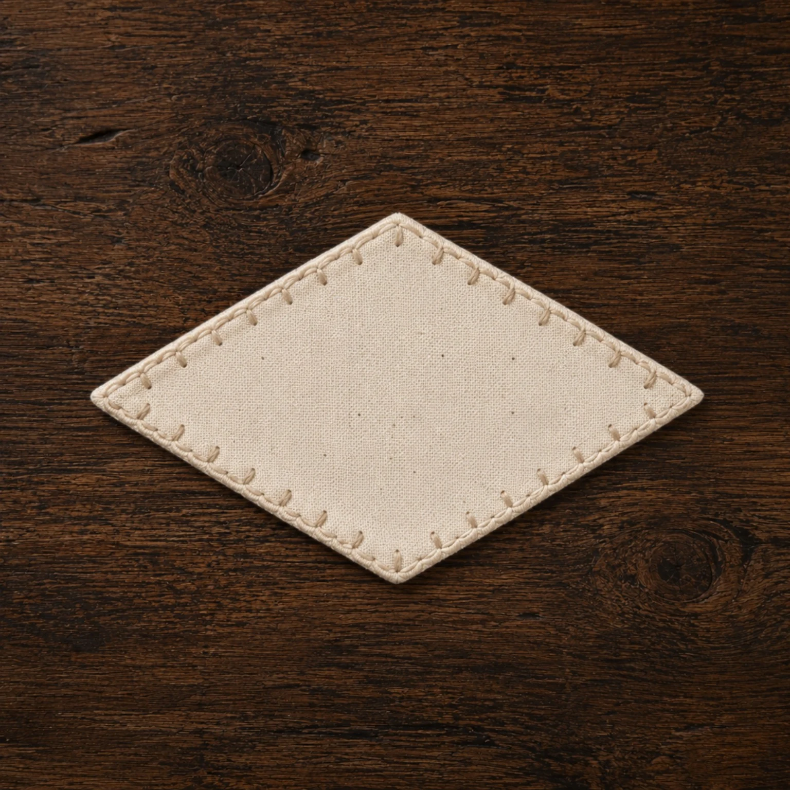 Patch hexagonal blanc posé sur une surface en bois
