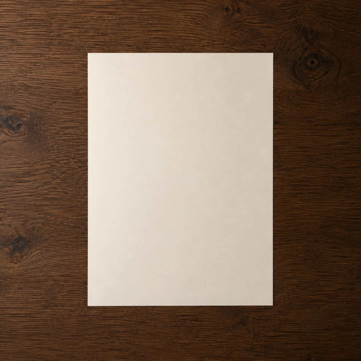 Affiche blanche posée sur une surface en bois