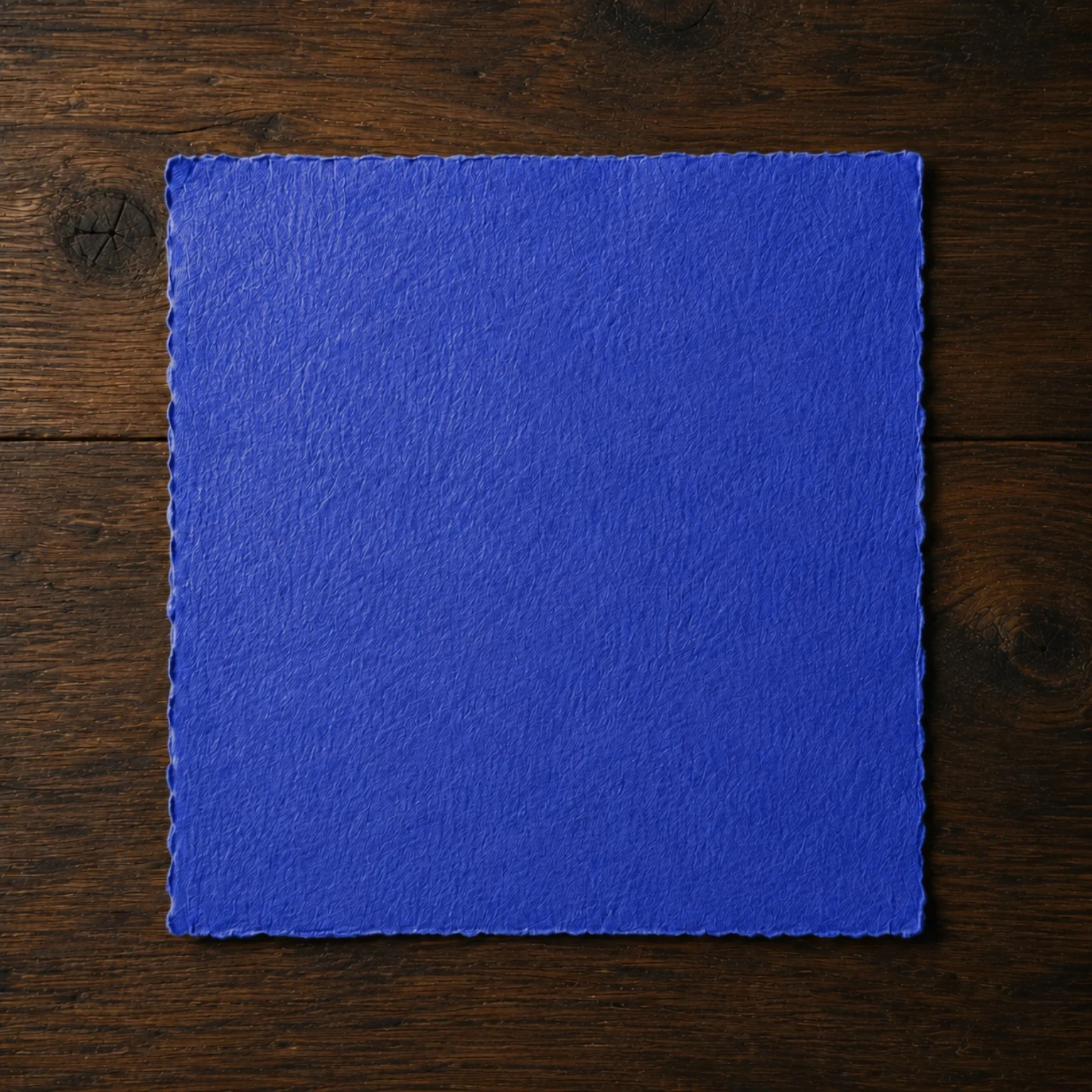Tirage blanc posé sur une surface en bois