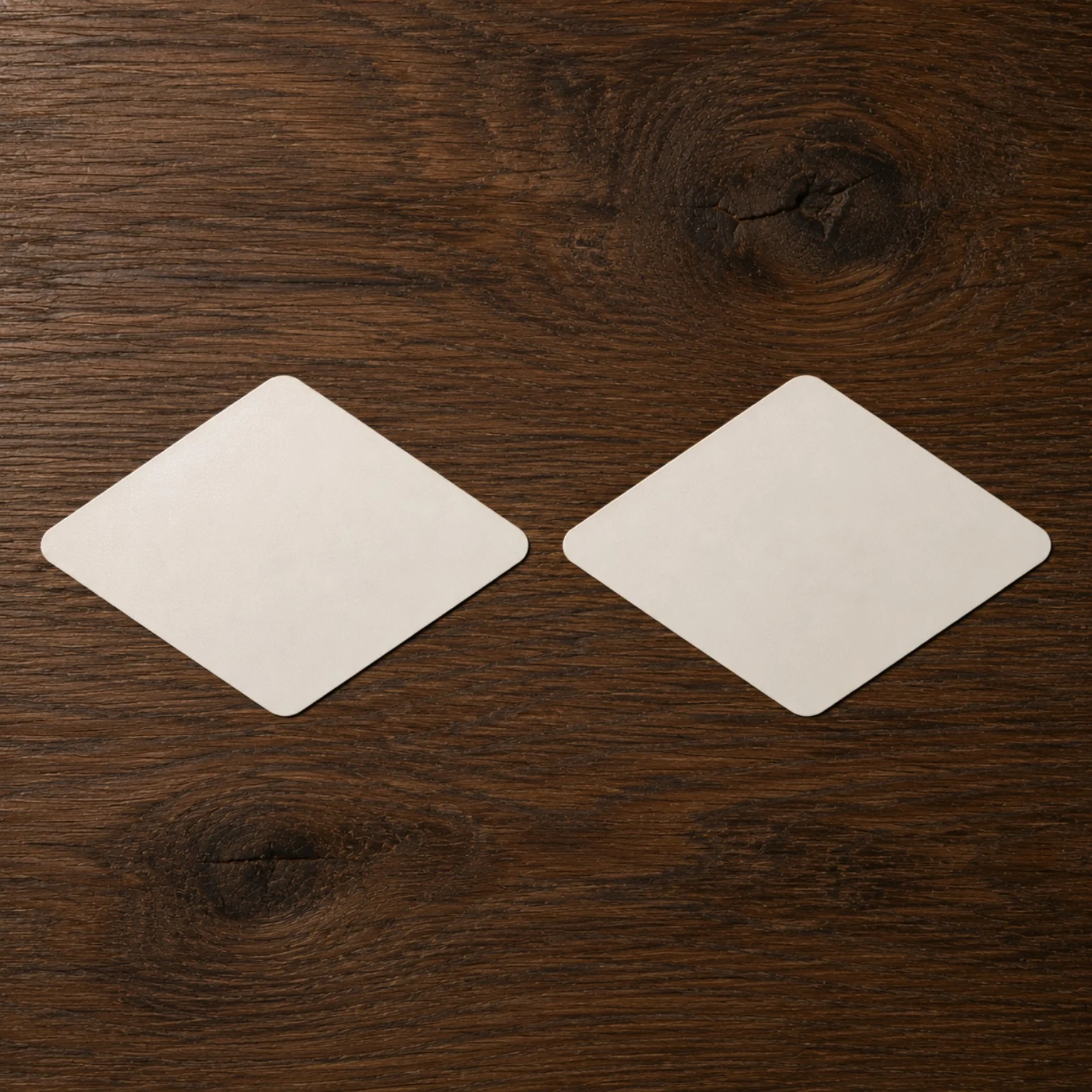 Stickers hexagonaux blancs posés sur une surface en bois